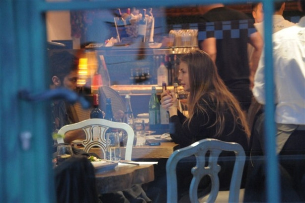 Yasemin Kay Allen ve sevgilisinin koyu sohbeti