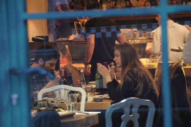 Yasemin Kay Allen ve sevgilisinin koyu sohbeti