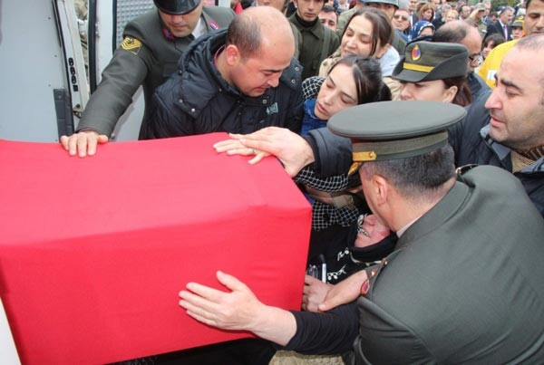 Şehit Astsubay için yürek parçayan tören