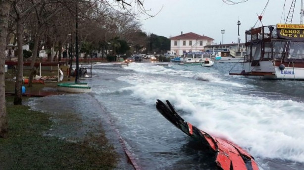 Erdek'te lodos denizle karayı birleştirdi
