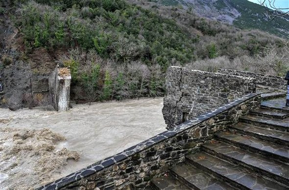 Yunanistan'da Osmanlı köprüsü yıkıldı