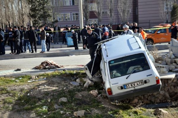 Tren otomobile çarptı!.. 2 ölü!