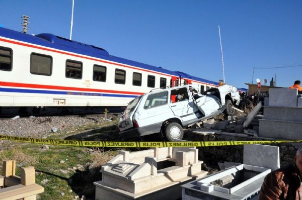 Tren otomobile çarptı!.. 2 ölü!