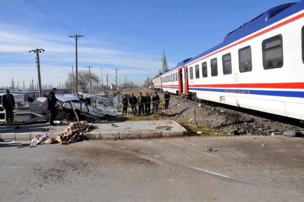 Tren otomobile çarptı!.. 2 ölü!
