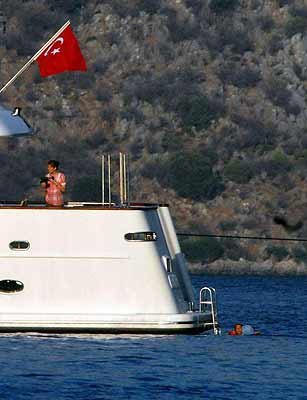 Cumhurbaşkanı Gül, ailesiyle mavi tura çıktı