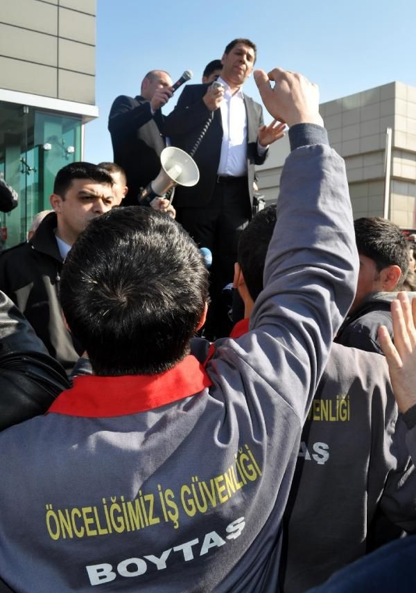 Boytaş işçileri iş bıraktı, holding önünde toplandı