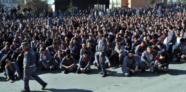 Boytaş işçileri iş bıraktı, holding önünde toplandı