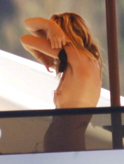 Heidi Klum üstsüz yakalandı