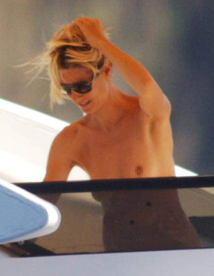 Heidi Klum üstsüz yakalandı