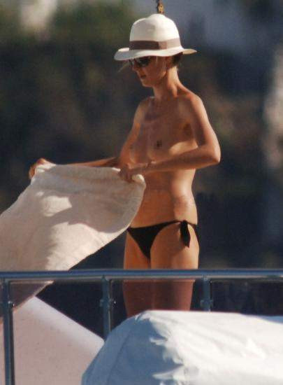 Heidi Klum üstsüz yakalandı