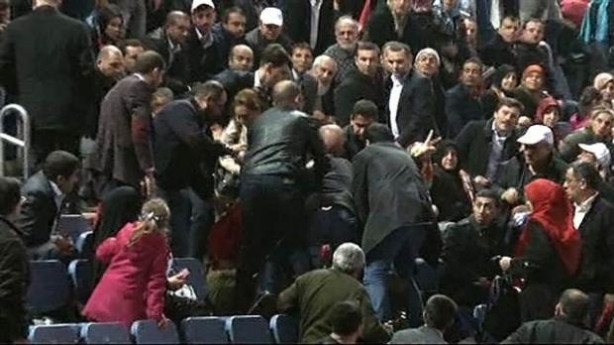Berkin pankartı AK Parti salonunu karıştırdı