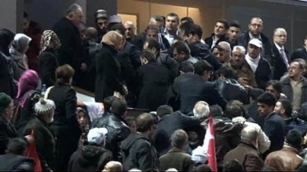 Berkin pankartı AK Parti salonunu karıştırdı