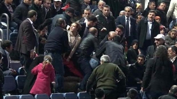 Berkin pankartı AK Parti salonunu karıştırdı