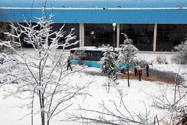Yolcu dolu özel halk otobüsü işyeri bahçesine uçtu