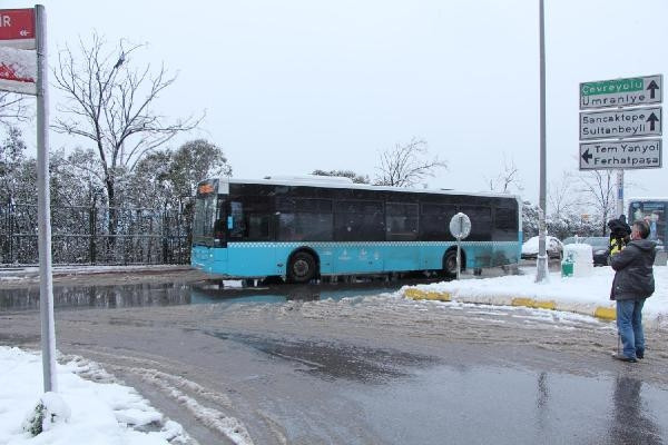 Yolcu dolu özel halk otobüsü işyeri bahçesine uçtu