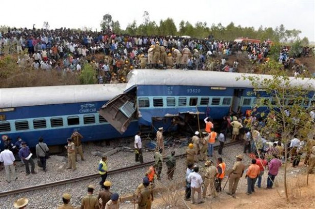Hindistan'da tren kazası 11 ölü 42 yaralı