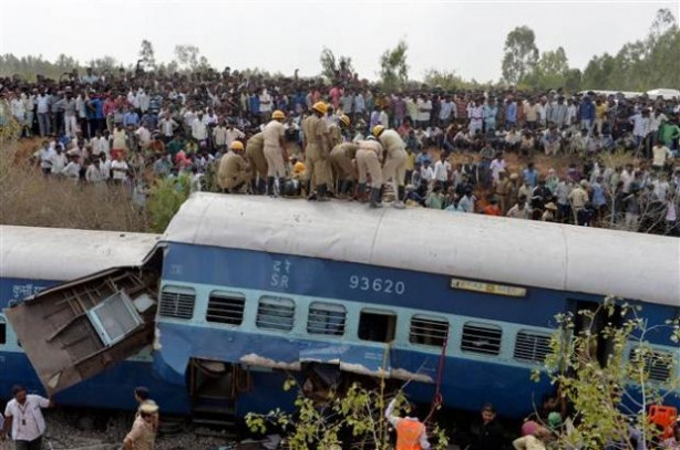 Hindistan'da tren kazası 11 ölü 42 yaralı