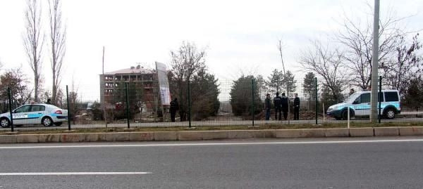 Arkadaşını öldürüp çatıya çıktı, 3 polisi yaraladı