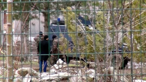 Arkadaşını öldürüp çatıya çıktı, 3 polisi yaraladı