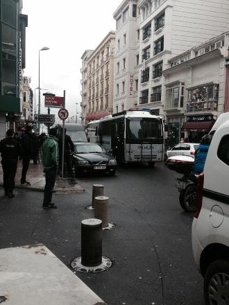 Gaz bombası polis otobüsünün içinde patladı