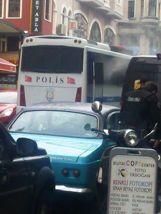 Gaz bombası polis otobüsünün içinde patladı