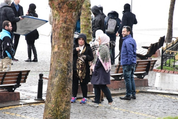 Tuba Büyüküstün'ü sette çevirdiler!
