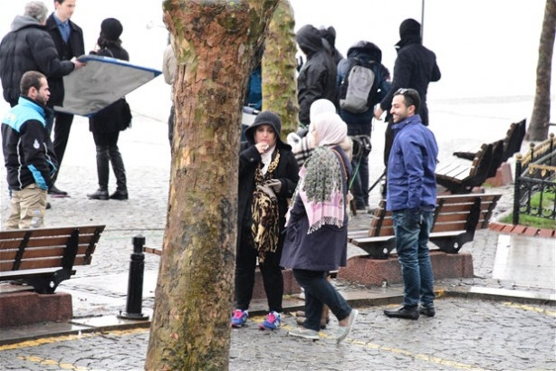 Tuba Büyüküstün'ü sette çevirdiler!