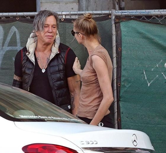 Mickey Rourke sokak ortasında ağlamaya başladı