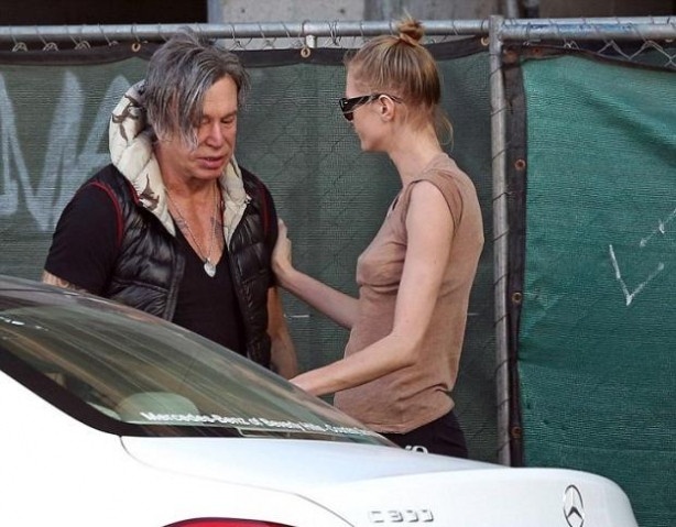 Mickey Rourke sokak ortasında ağlamaya başladı