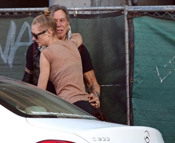 Mickey Rourke sokak ortasında ağlamaya başladı