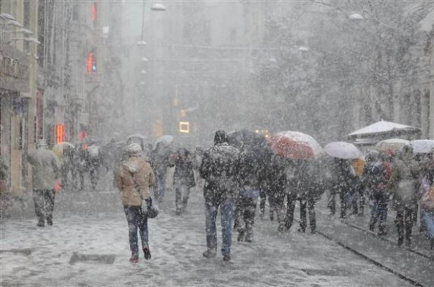 Taksim'de kar yağışı