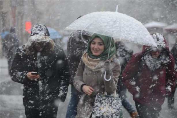 Taksim'de kar yağışı