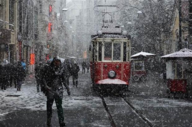 Taksim'de kar yağışı