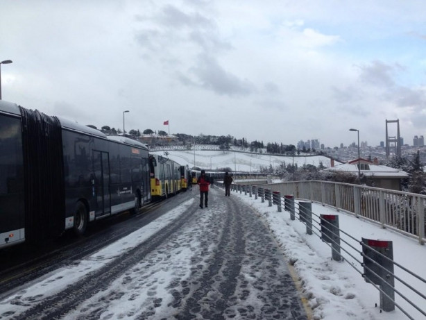 İstanbul kar yağışına teslim oldu
