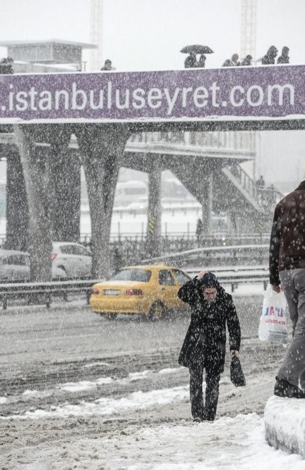İstanbul kar yağışına teslim oldu