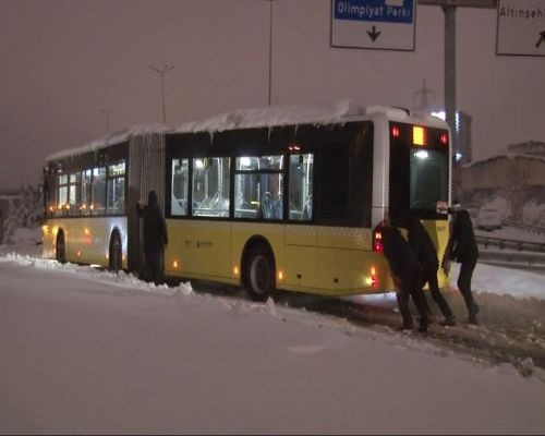 Yüksek gerilim hattı D-100 karayoluna düştü