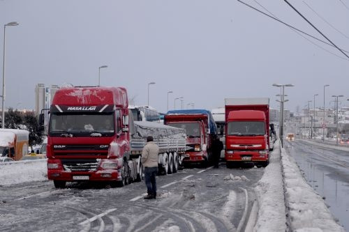 Yüksek gerilim hattı D-100 karayoluna düştü