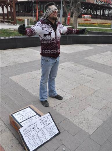 Denizli'de sarılmak bedava eylemi