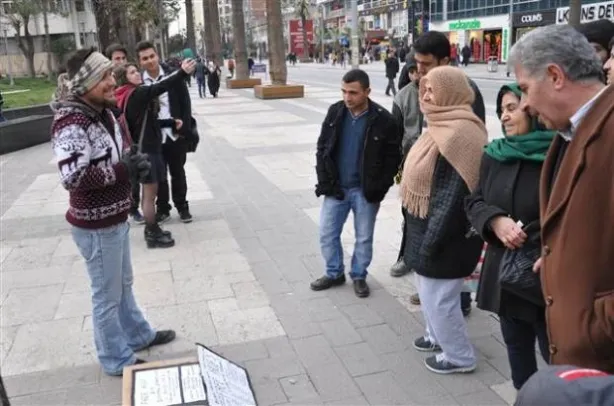 Denizli'de sarılmak bedava eylemi