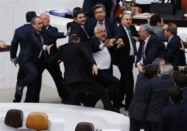 Meclis'te yine kavga... CHP'li vekil merdivenden düştü
