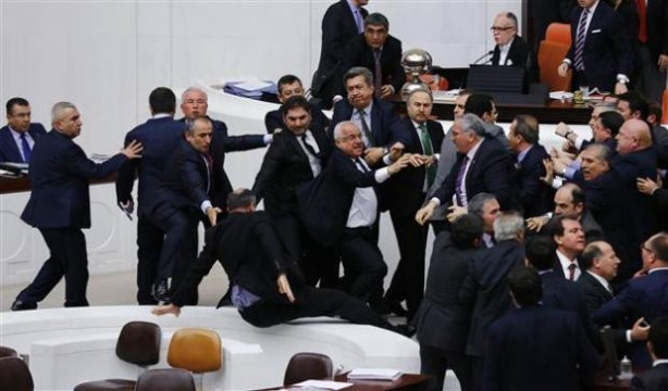 Meclis'te yine kavga... CHP'li vekil merdivenden düştü
