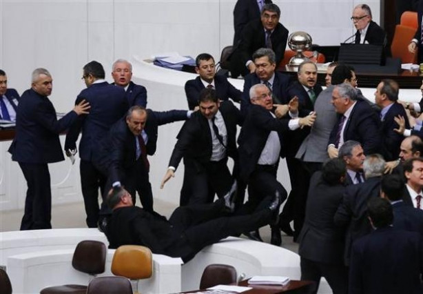 Meclis'te yine kavga... CHP'li vekil merdivenden düştü