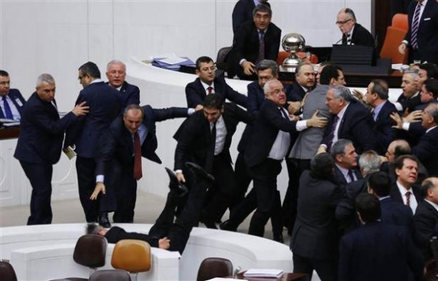 Meclis'te yine kavga... CHP'li vekil merdivenden düştü