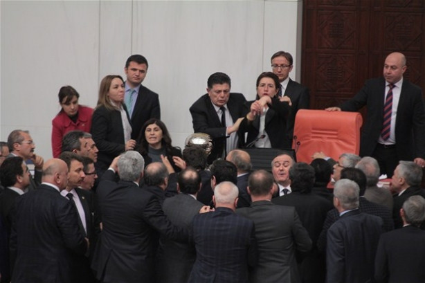 Meclis yine karıştı
