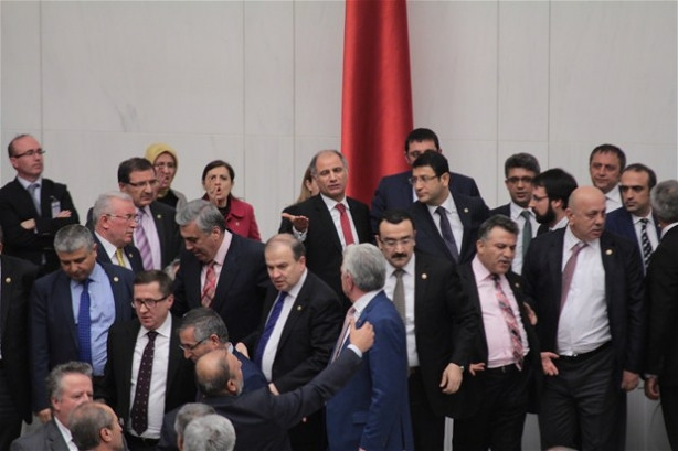 Meclis yine karıştı