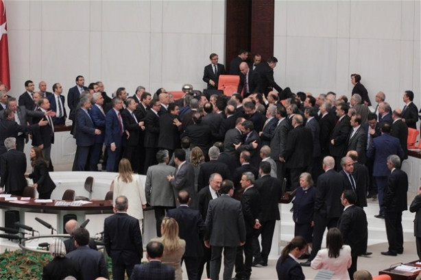 Meclis yine karıştı