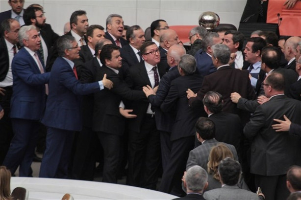 Meclis yine karıştı