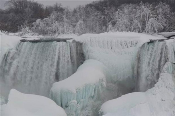 Niagara Şelalesi dondu