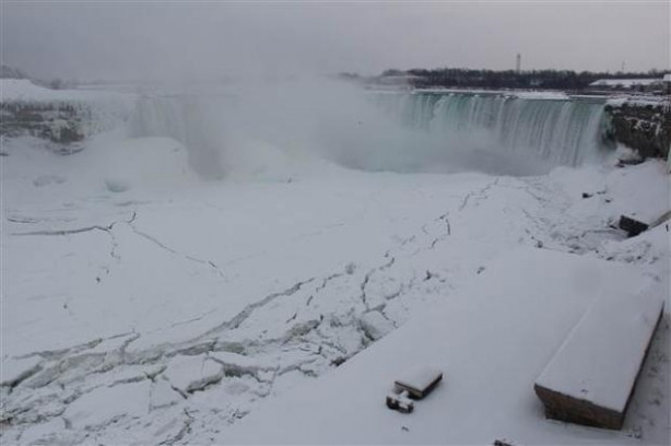 Niagara Şelalesi dondu