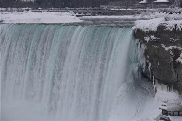 Niagara Şelalesi dondu